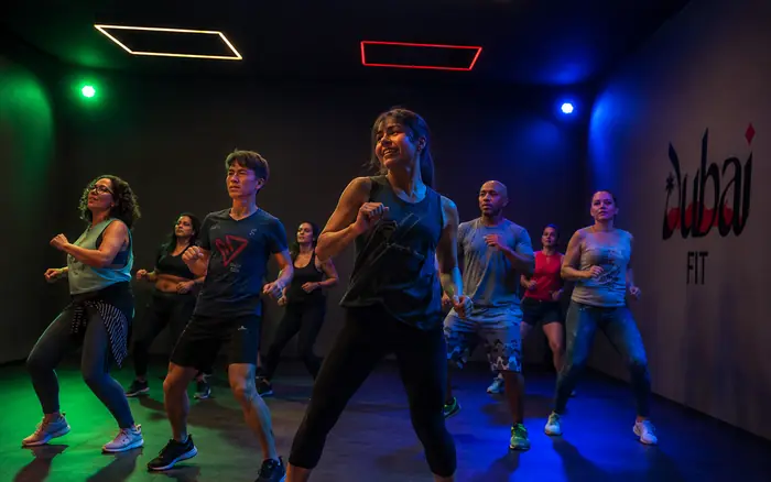Aula de dança na sala de aulas coletivas da Dubai Fit