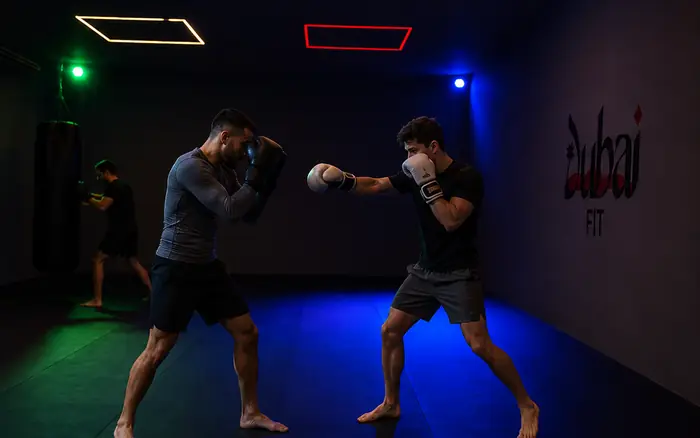 Alunos treinando boxe na sala de luta da Dubai Fit