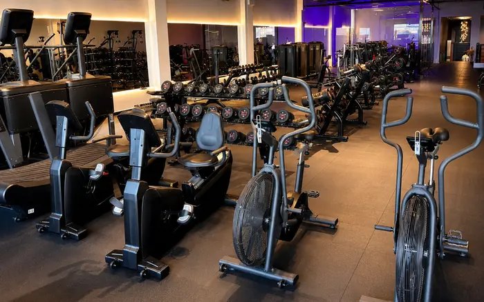 Área de bikes e ergométricos da Dubai Fit