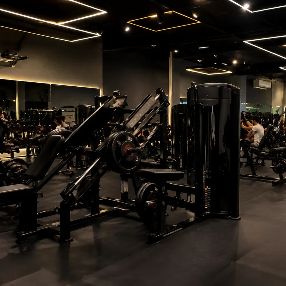 Área de musculação da Dubai Fit com aparelhos e iluminação de LED