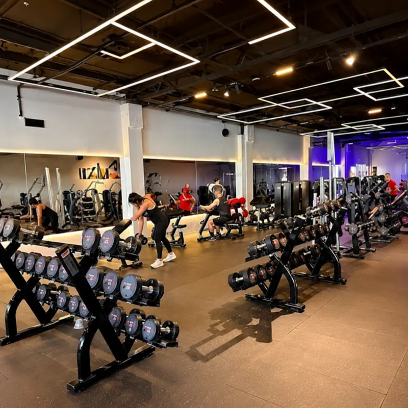 Alunos treinando entre os racks de halteres da Dubai Fit